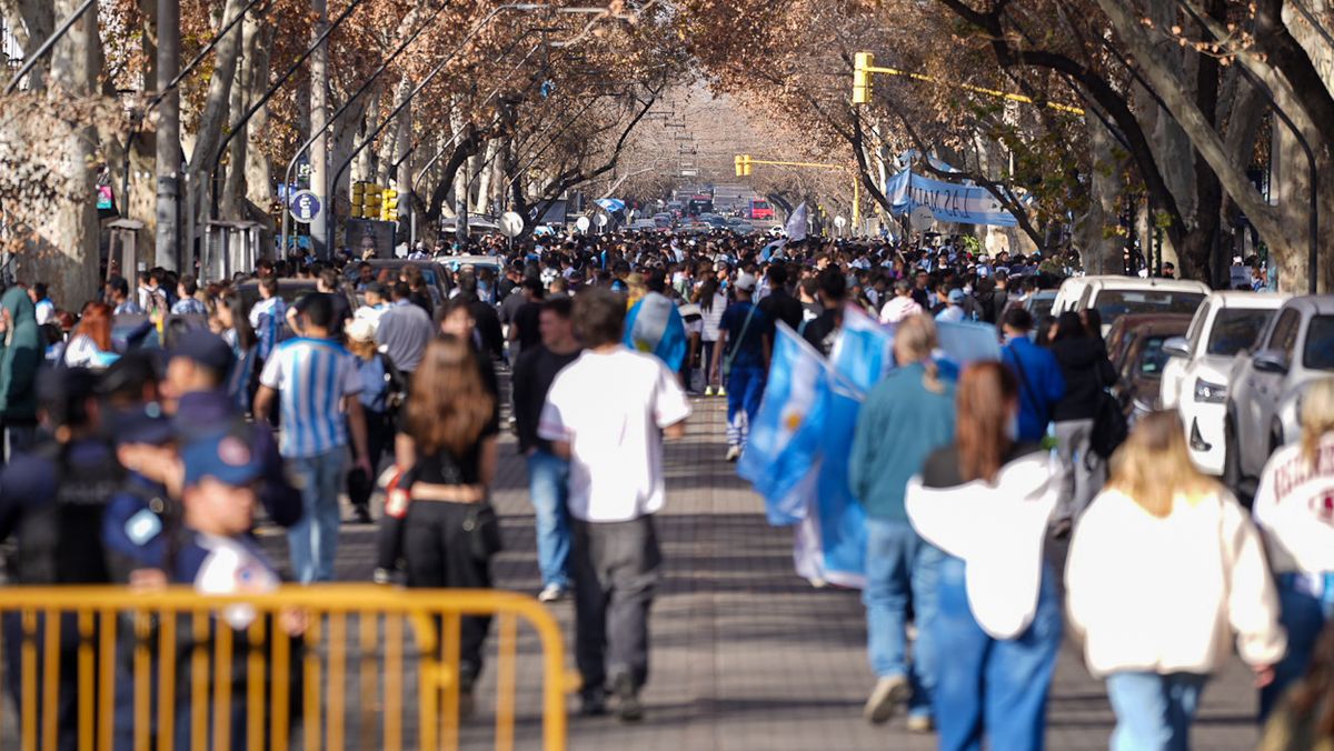 Nuevamente se dispondrán vallas y controles policiales con requisas en las arterias de mayor concentración de hinchas. Nuevamente se dispondrán vallas y controles policiales con requisas en las arterias de mayor concentración de hinchas.