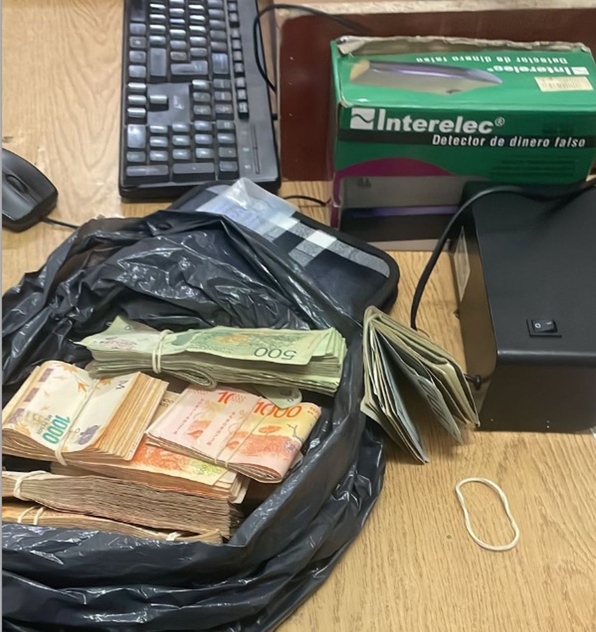 La Policía secuestró 641 mil pesos y 137 dólares que se encontrabas en una bolsa negra de consorcio, dentro de la camioneta La Policía secuestró 641 mil pesos y 137 dólares que se encontrabas en una bolsa negra de consorcio, dentro de la camioneta