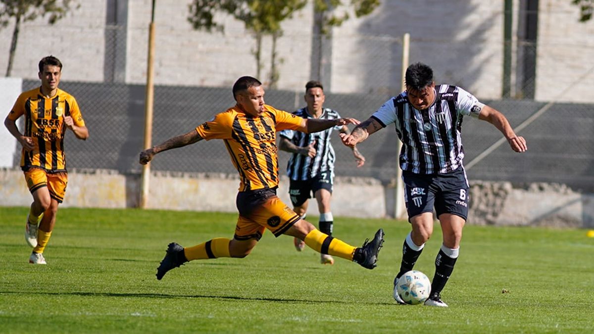 Maximiliano Padilla jugó un gran partido frente a Mitre de Santiago del Estero. Maximiliano Padilla jugó un gran partido frente a Mitre de Santiago del Estero.