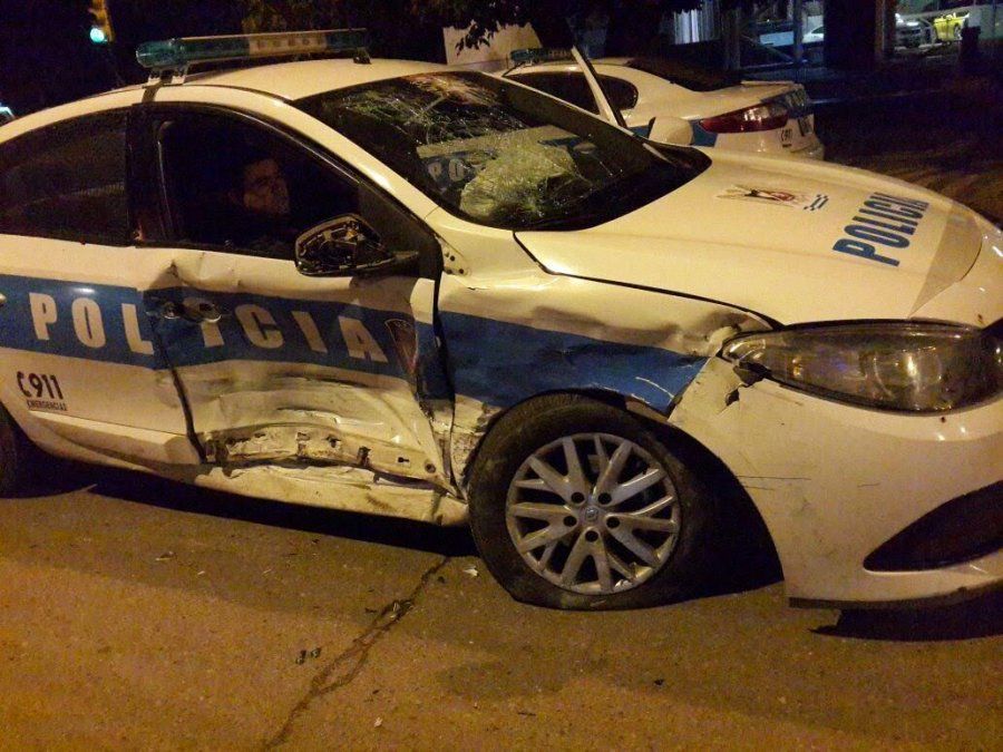 Violento choque protagonizó un patrullero en la esquina de Sarmiento y Balloffet