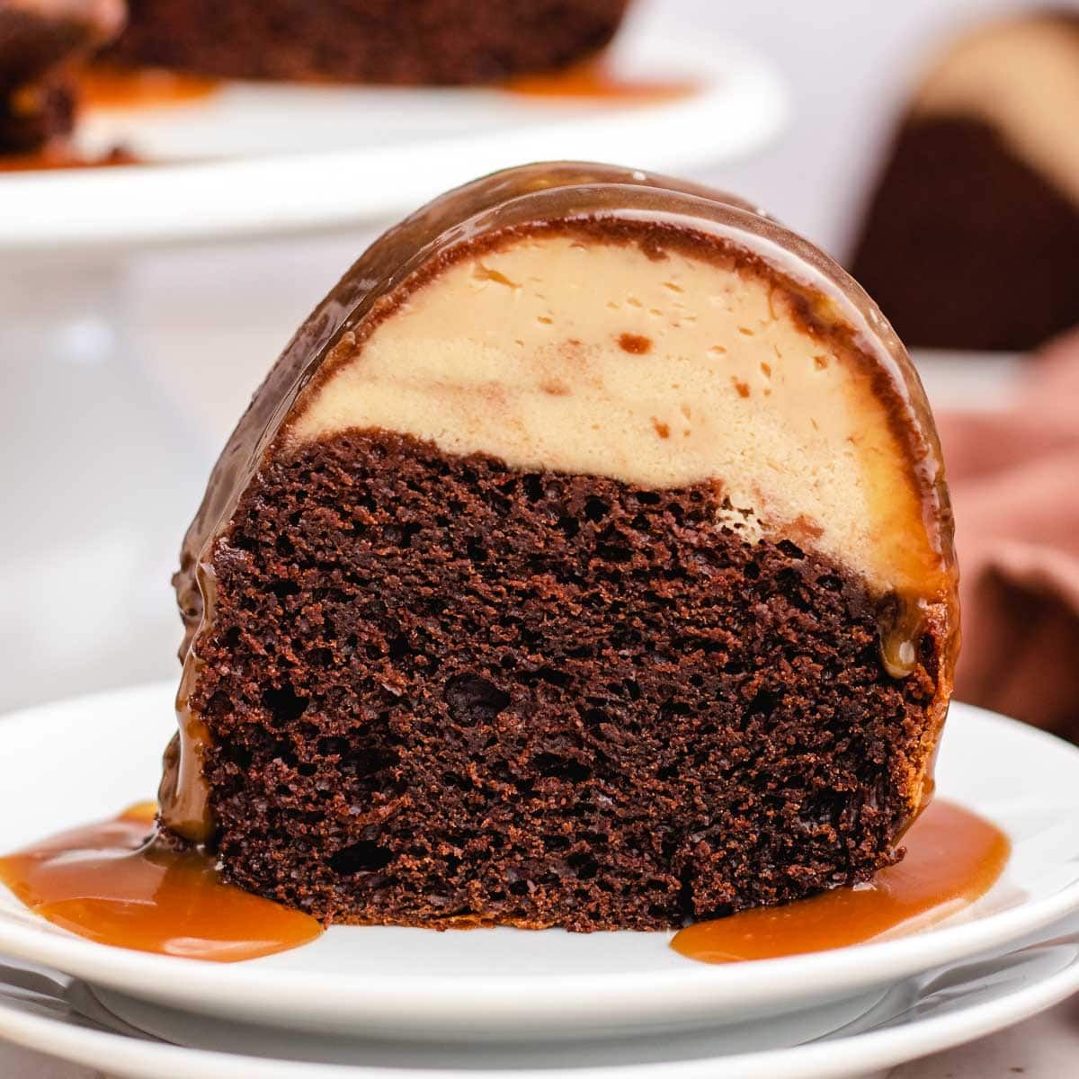 La receta de torta imposible, también llamada chocoflan, consiste en un bizcochuelo de chocolate cubierto de flan casero y caramelo. La receta de torta imposible, también llamada chocoflan, consiste en un bizcochuelo de chocolate cubierto de flan casero y caramelo.