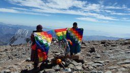 El emotivo momento de las Cholitas al llegar a la cumbre del Aconcagua