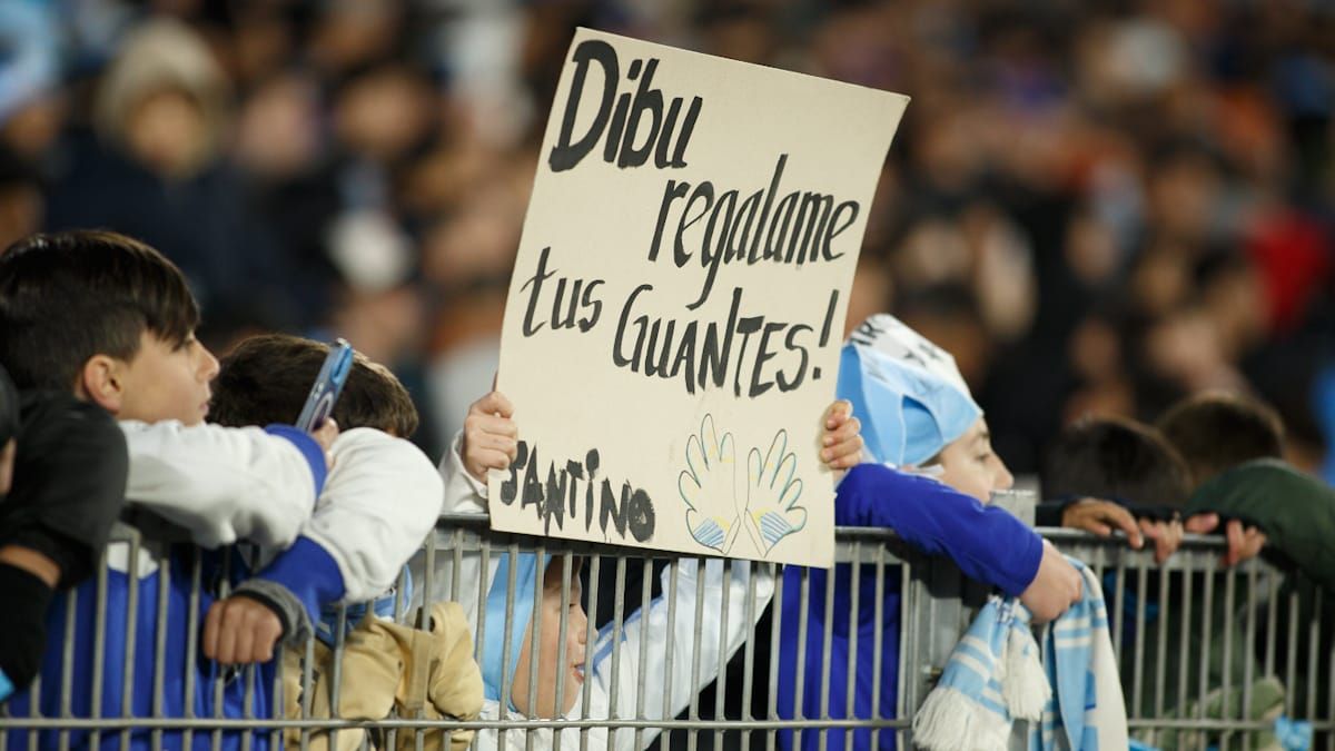 Los carteles para el arquero no faltaron a la cita.