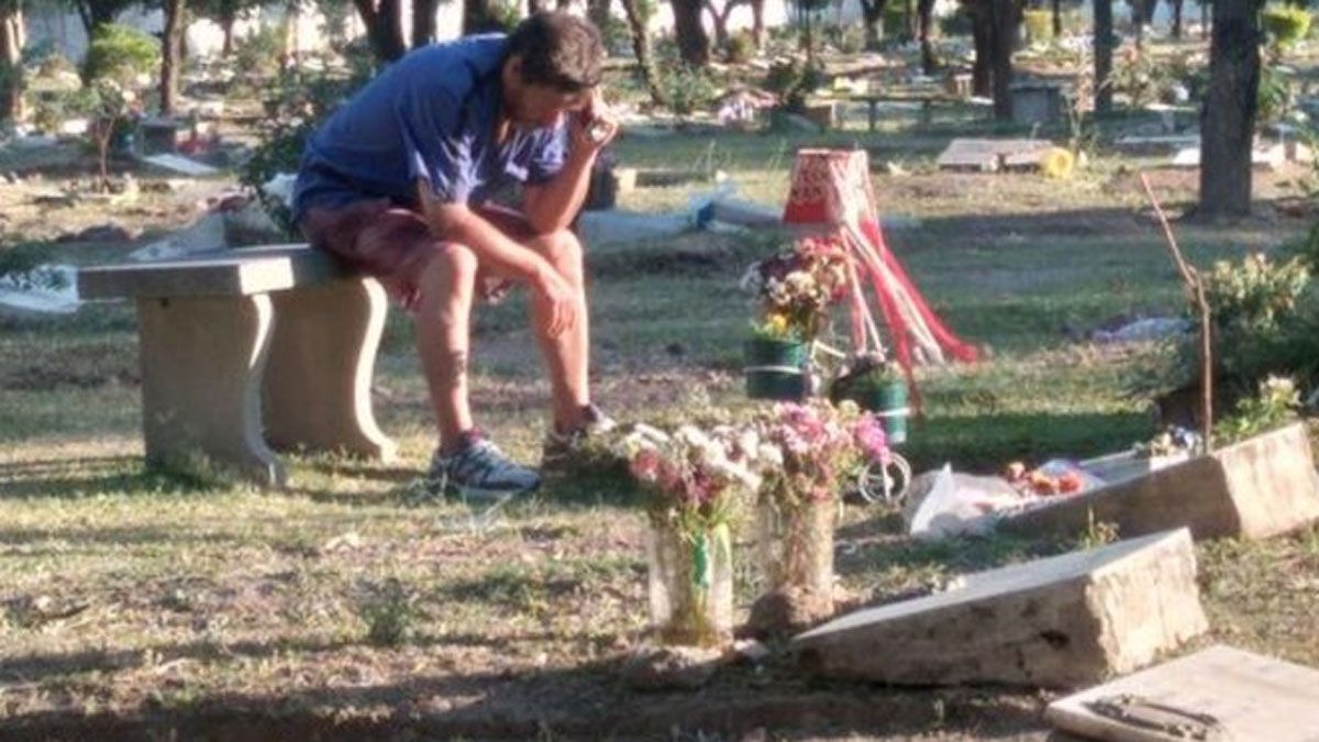 Escuchó el partido de Deportivo Maipú junto a la tumba de su hijo
