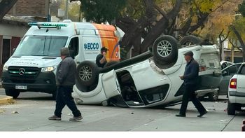 Una camioneta volcó tras un fuerte choque contra un auto y casi aplasta a otro vehículo que había frenado