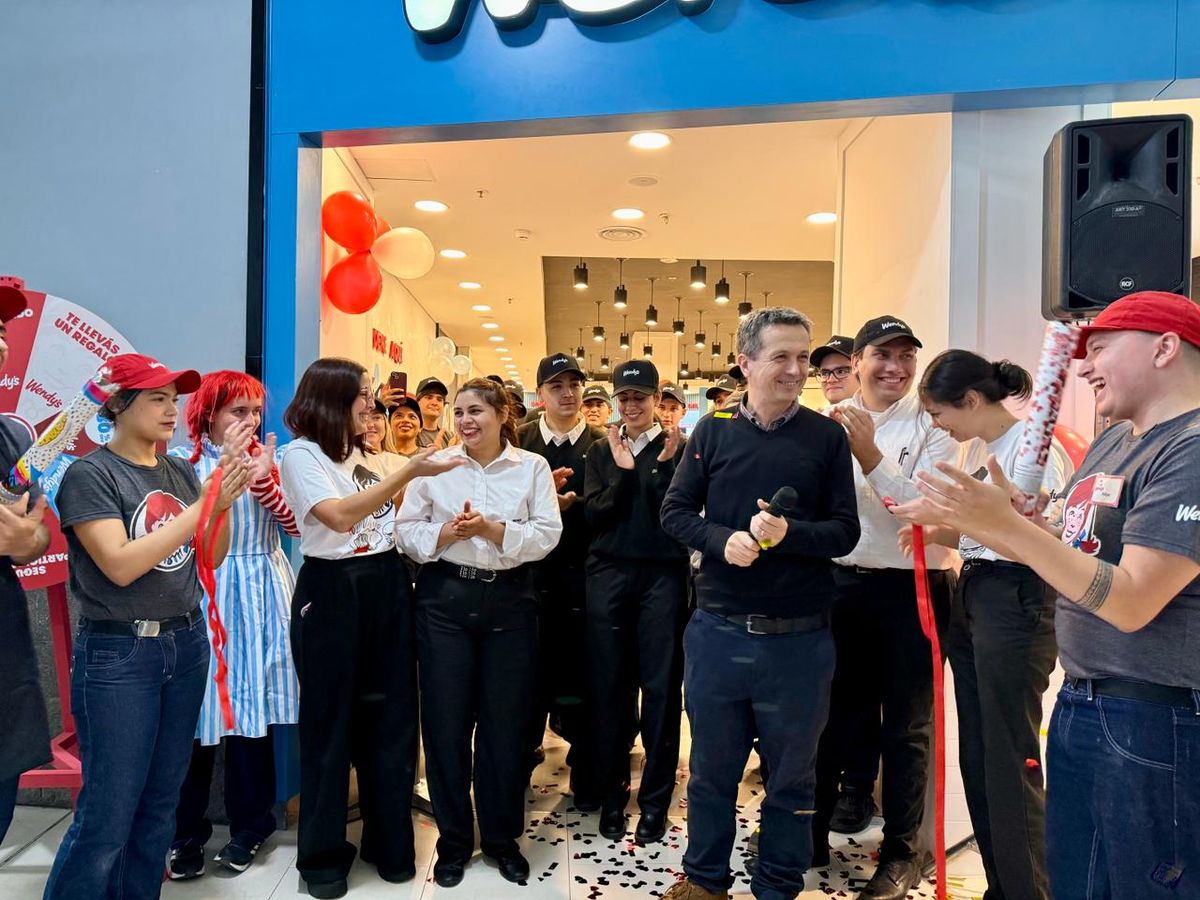 Momento de la inauguración de Wendys en el Mendoza Shopping. Los fans de las hamburguesas, de parabienes Momento de la inauguración de Wendys en el Mendoza Shopping. Los fans de las hamburguesas, de parabienes