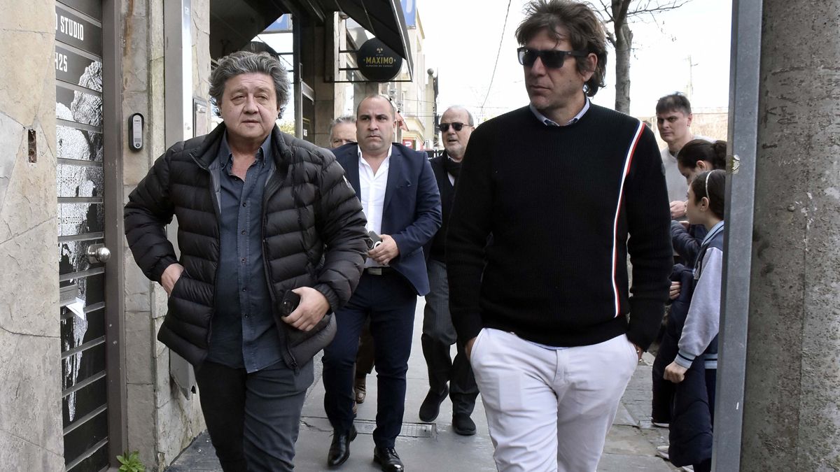 Un grupo de empresarios llega al almuerzo con Milei.