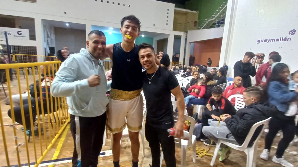 Jonathan Barros y Juan Carlos Reveco formaron un nuevo púgil: Tomás Romero, en su nueva faceta como entrenadores de boxeo.