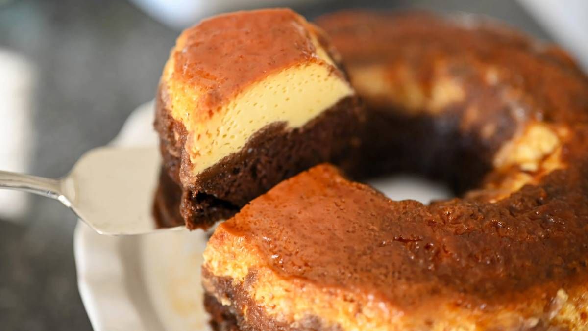 La torta imposible se llama así porque las preparaciones dle bizcochuelo y el flan se invierten en el horno. La torta imposible se llama así porque las preparaciones dle bizcochuelo y el flan se invierten en el horno.