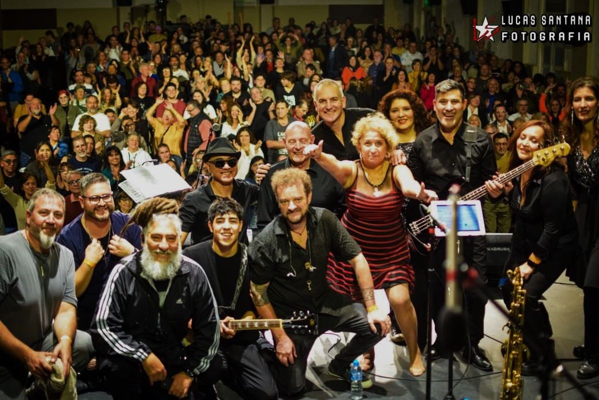 Final del show debut de la banda The Best y la ovación en el teatro Imperial de Maipú en 2024 tras estar en radio Nihuil. Gentileza Final del show debut de la banda The Best y la ovación en el teatro Imperial de Maipú en 2024 tras estar en radio Nihuil. Gentileza