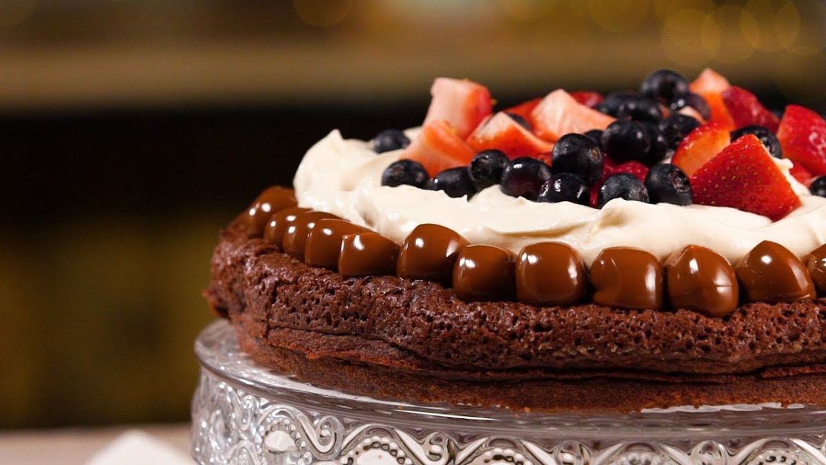 La torta Marquise de chocolate sin harina y decorada con frutos rojos es una receta francesa con textura suave y sabor intenso.