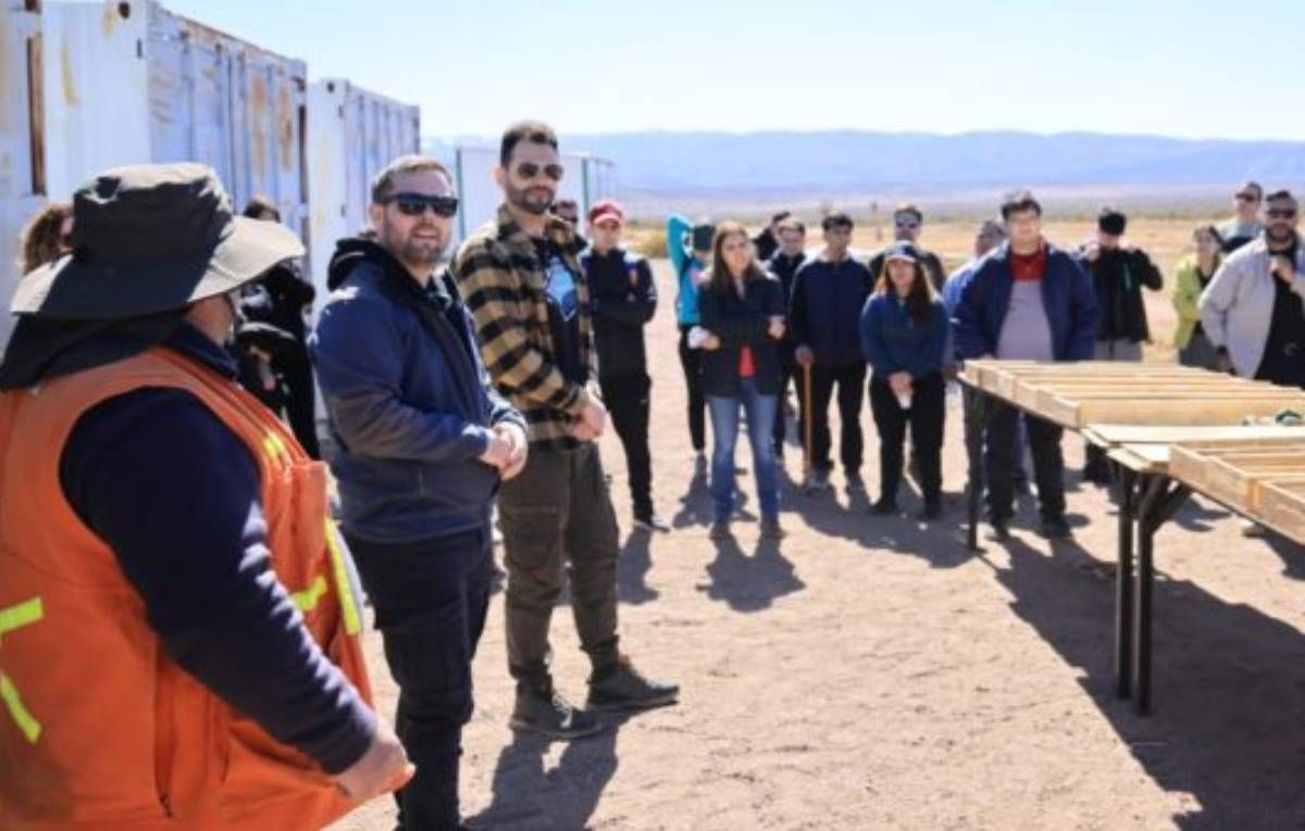 El director de Minería, Jerónimo Shantal junto al equipo de Energía y Ambiente y la comunidad en la mina Hierro Indio. El director de Minería, Jerónimo Shantal junto al equipo de Energía y Ambiente y la comunidad en la mina Hierro Indio.