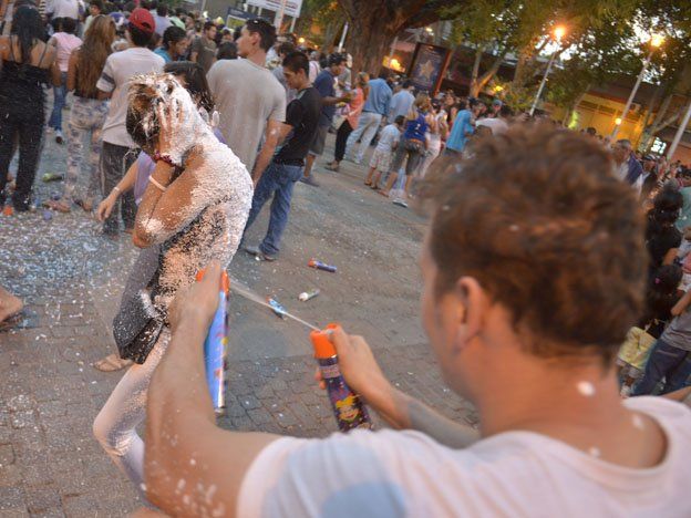 Los disfraces y la espuma pusieron color en el Carnaval mendocino