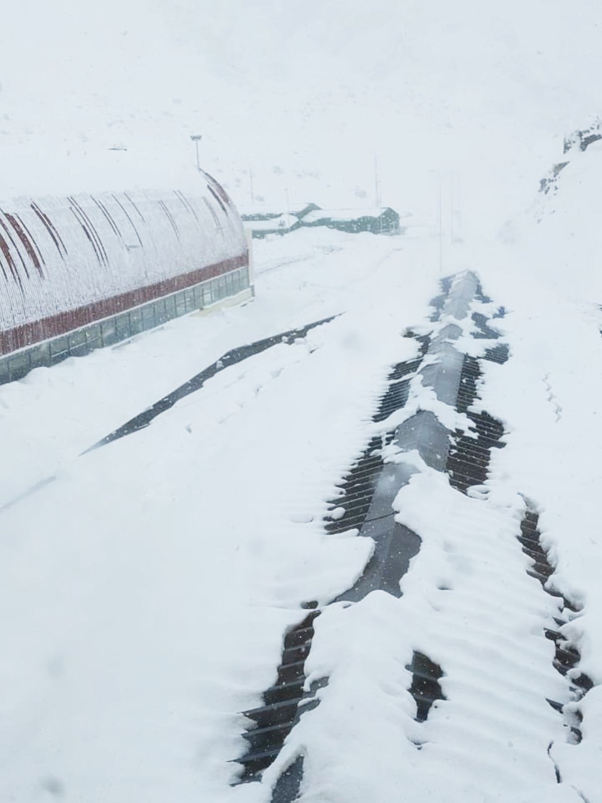 Este aspecto presentaba el domingo por la mañana el complejo aduanero chileno Los Libertadores. Este aspecto presentaba el domingo por la mañana el complejo aduanero chileno Los Libertadores.