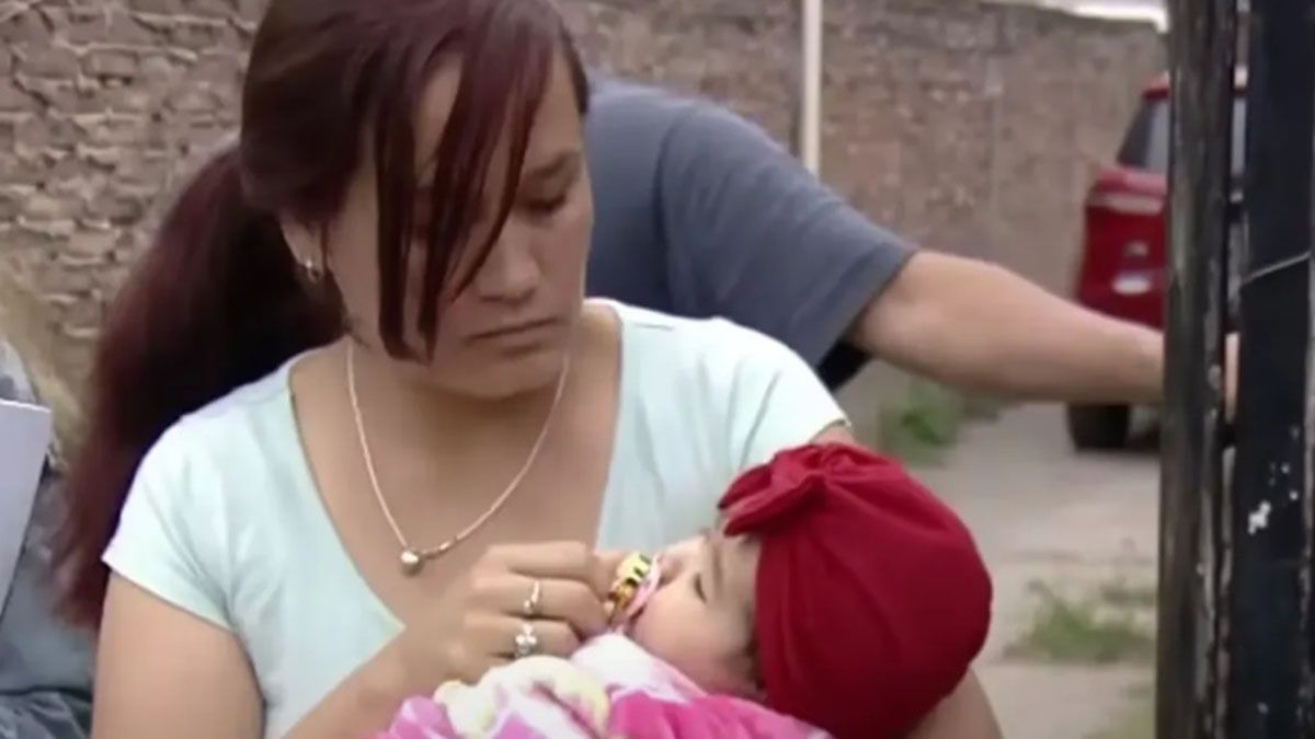 La mujer asaltada, Lorena, junto a su beba que se encontraba en el auto al momento del robo La mujer asaltada, Lorena, junto a su beba que se encontraba en el auto al momento del robo