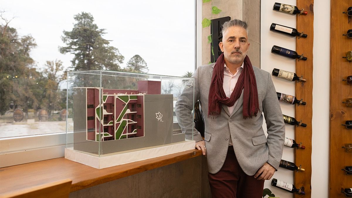 El edificio Anfitrión en una maqueta que posa en las oficinas de Pi Real Estate que Merino tiene en Mendoza. El edificio Anfitrión en una maqueta que posa en las oficinas de Pi Real Estate que Merino tiene en Mendoza.