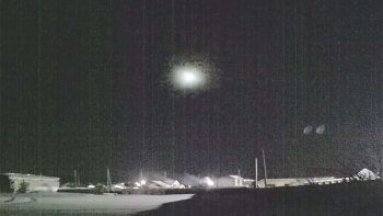 Video: cayó un meteorito en Rusia y generó un gran destello en el cielo