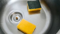 Desinfecta la esponja de la cocina con estos dos trucos y déjala como nueva en 20 minutos