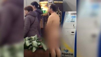 Video: quiso subir desnudo a un avión para 