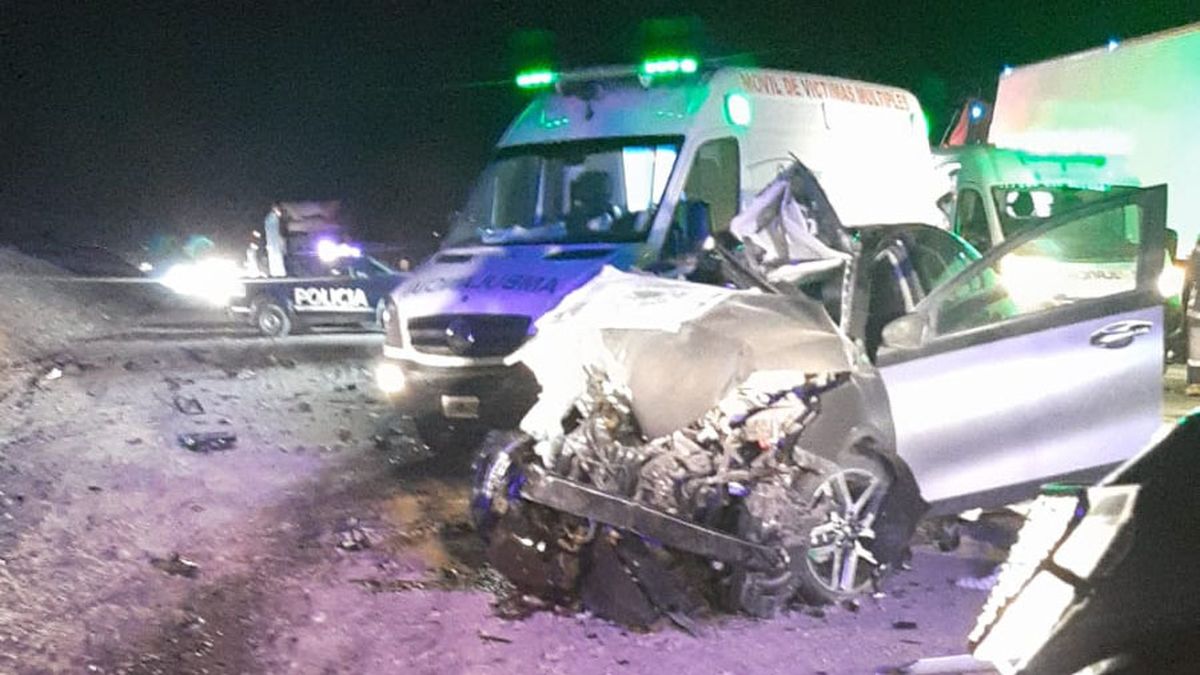Así quedó el auto en el que viajaban los turistas chilenos y que chocaron de frente con un camión en la ruta 7.