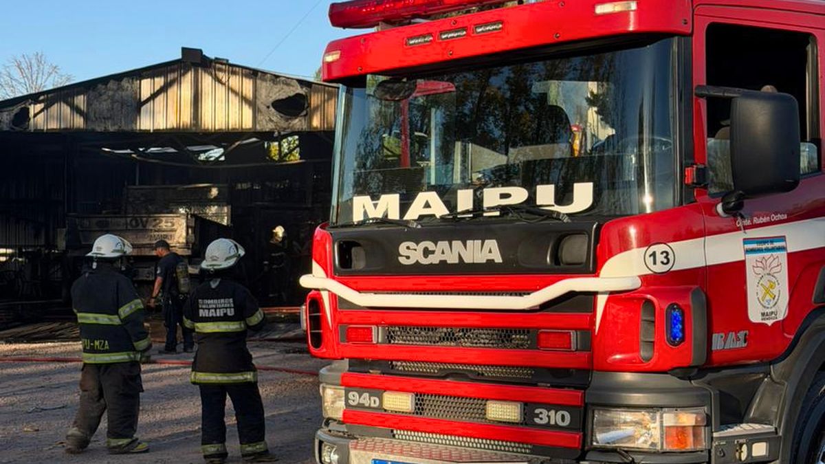 Bomberos de Maipú acudieron a la sede municipal para apagar el incendio.