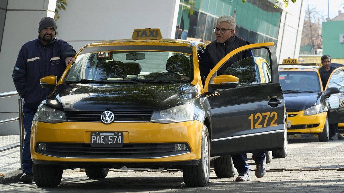 Se define el aumento de taxis y remises en Mendoza.