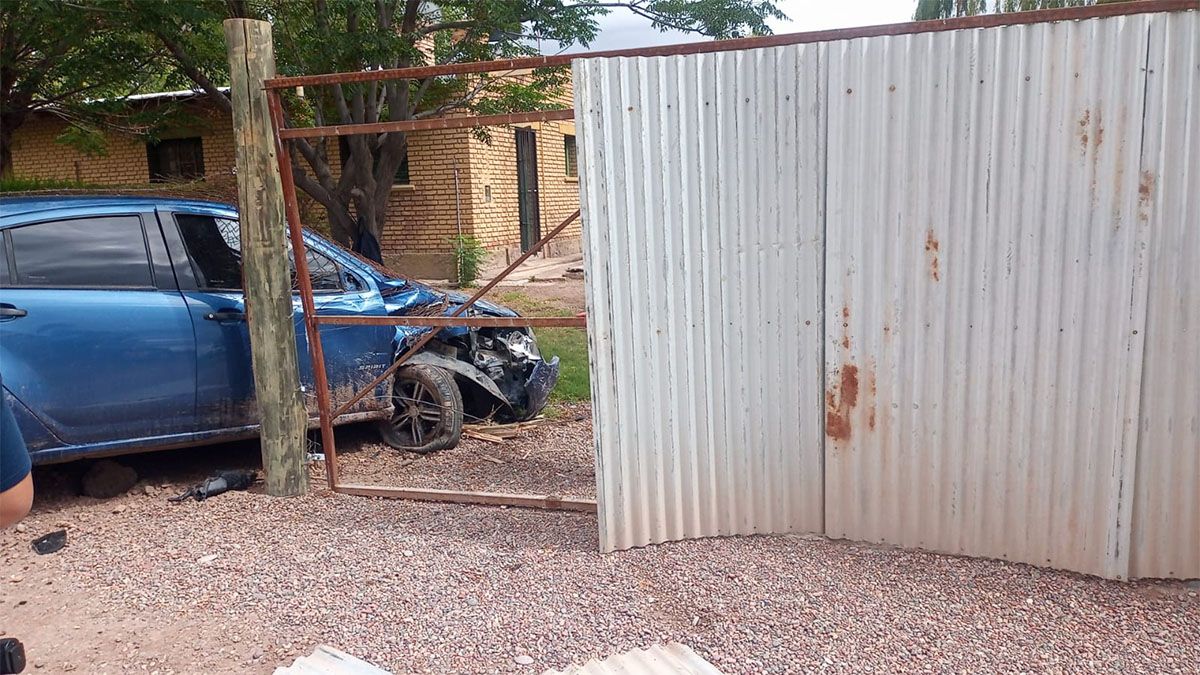 El joven de 26 años que conducía el auto iba solo y resultó ileso tras el accidente en Luján. El joven de 26 años que conducía el auto iba solo y resultó ileso tras el accidente en Luján.