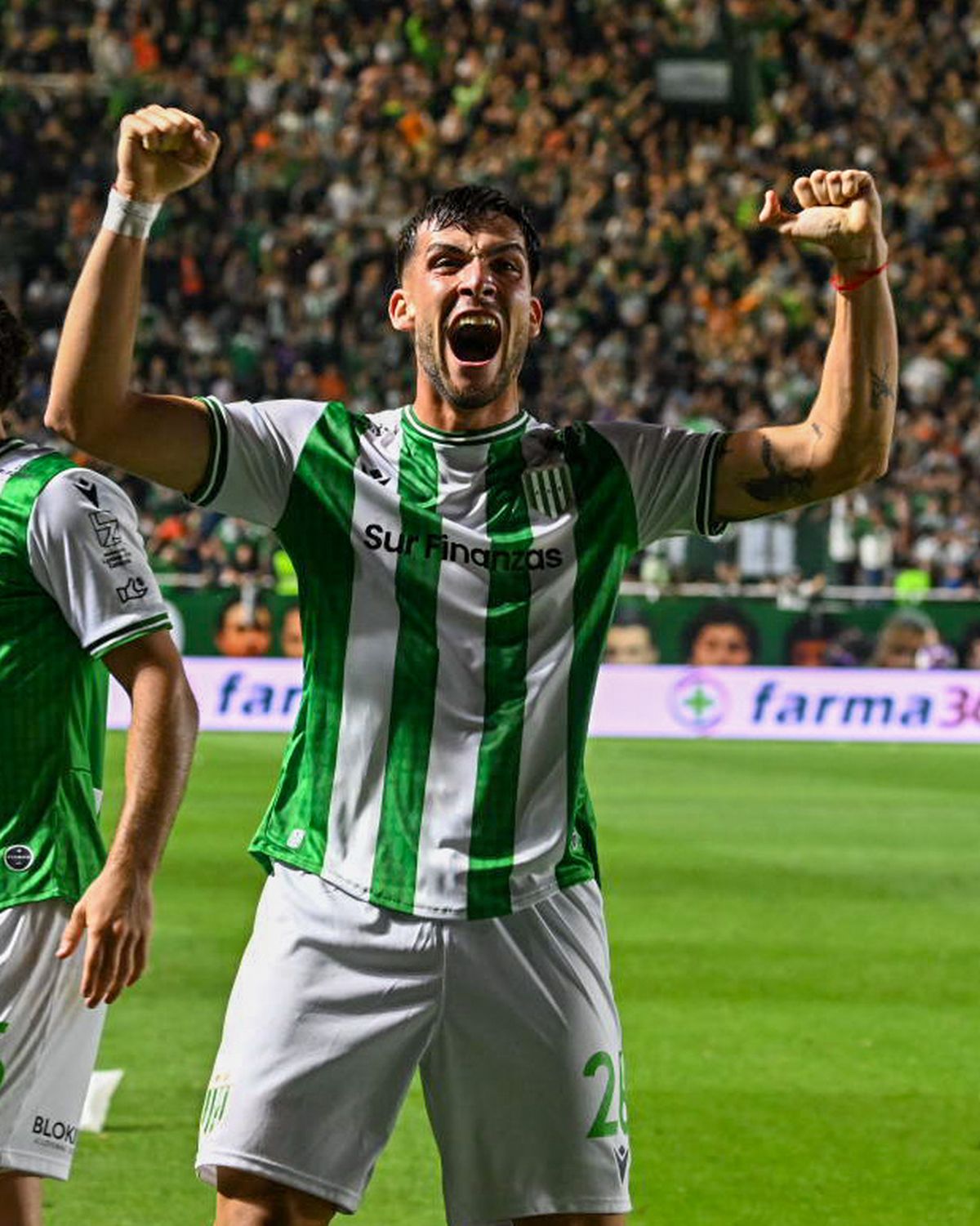 Banfield ganó el clásico, se salvó del descenso y por ahora va a los playoffs.