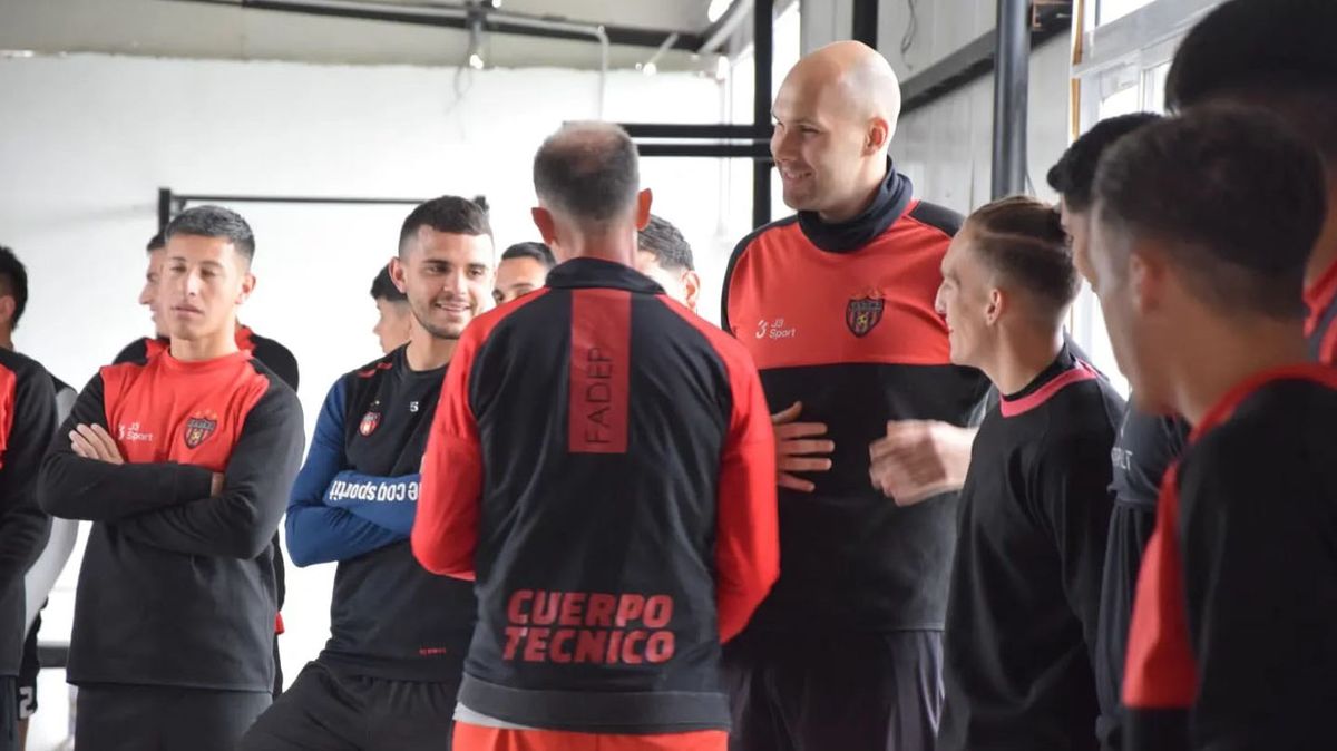 Gabriel Nasta habla con el arquero canadiense Lukas Strauts, una de las incorporaciones. Gabriel Nasta habla con el arquero canadiense Lukas Strauts, una de las incorporaciones.