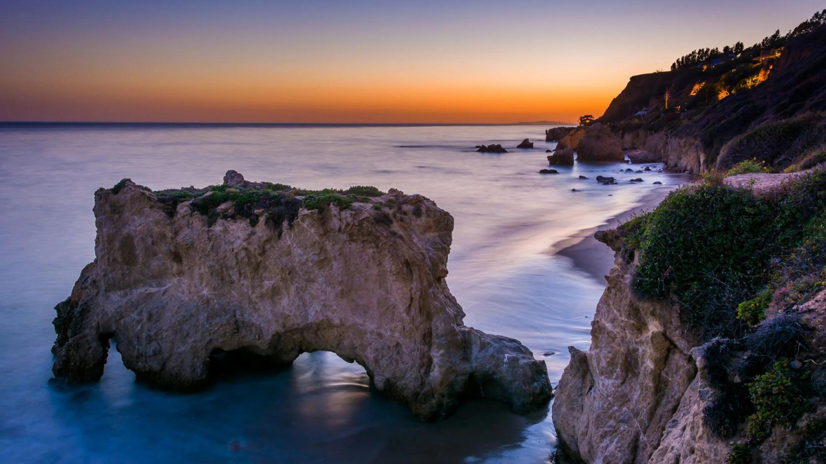 La playa El Matador, pese de estar cerca de la bulliciosa ciudad de Los Ángeles, ofrece un ambiente más tranquilo. La playa El Matador, pese de estar cerca de la bulliciosa ciudad de Los Ángeles, ofrece un ambiente más tranquilo.