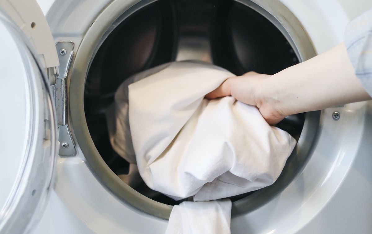 Lavar las sábanas de casa a veces puede ser una tarea costosa Lavar las sábanas de casa a veces puede ser una tarea costosa