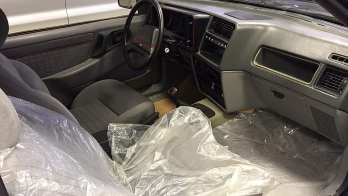 Con los nylons puestos. Así encontraron este Ford Sierra XR4.