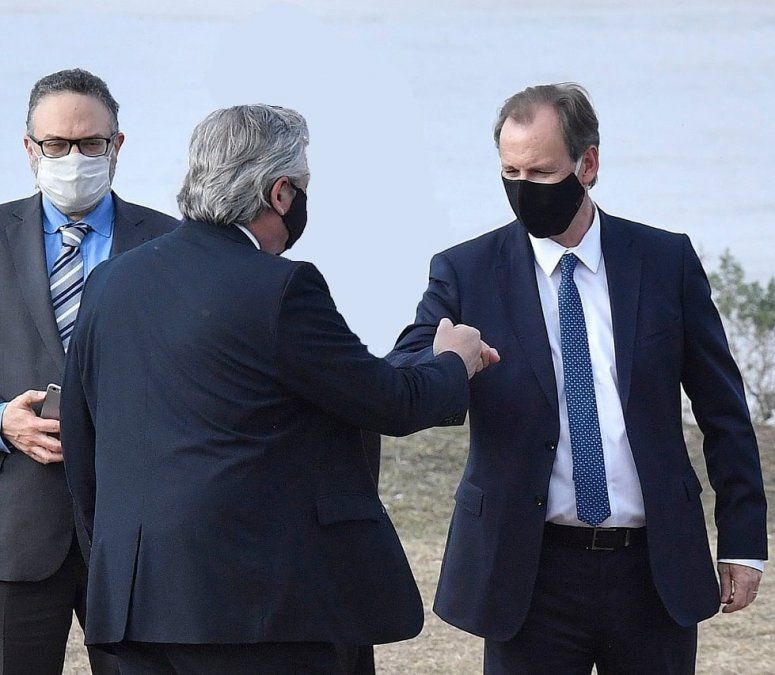 Gustavo Bordet junto al Presidente en una acto.