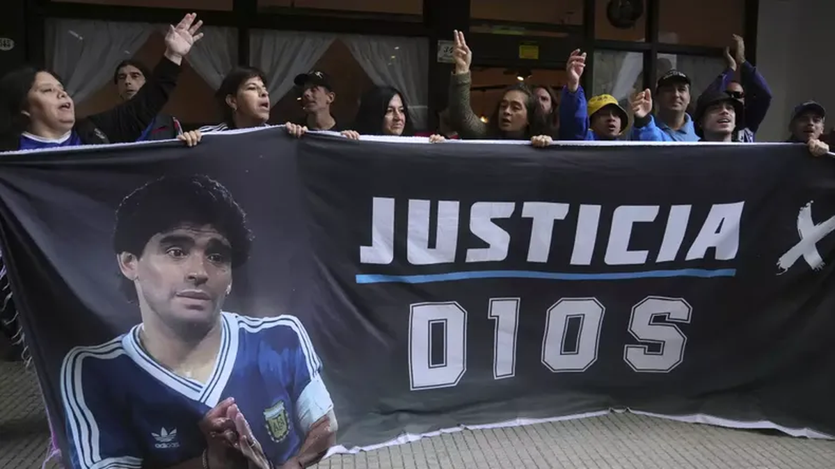 Seguidores de Diego Maradona piden justicia. Hay 7 profesionales de la salud imputados.
