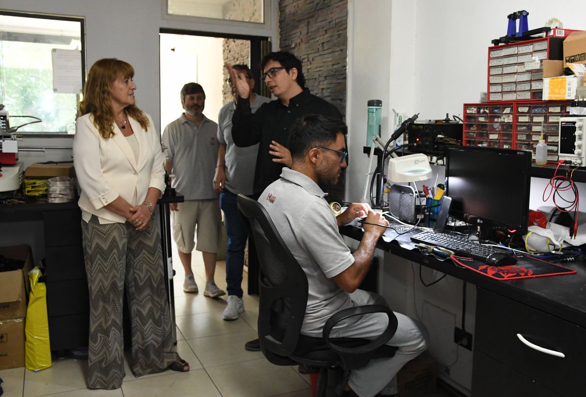 Emmanuel Egea, de Wara, le muestra su empresa de tecnología a Patricia Giménez, quien está al frente de ProMendoza. Emmanuel Egea, de Wara, le muestra su empresa de tecnología a Patricia Giménez, quien está al frente de ProMendoza.