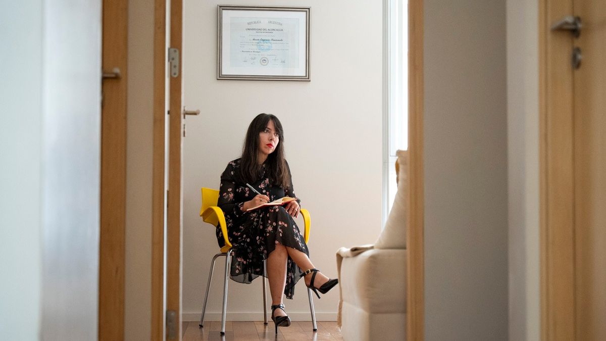 En su consultorio, la psicóloga tiene guitarras que pone a disposición de las terapias. En su consultorio, la psicóloga tiene guitarras que pone a disposición de las terapias.