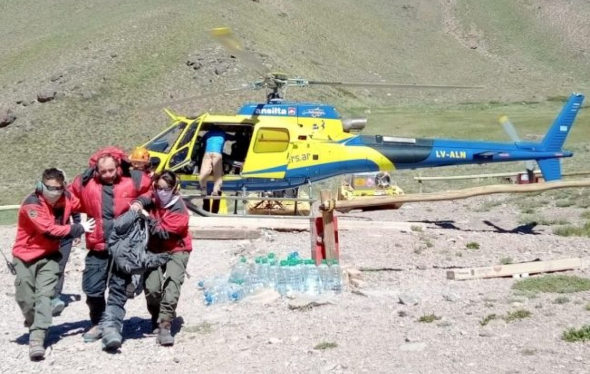 La patrulla de rescate auxilió a un andinista francés y a su guía, cuando bajaban del Aconcagua. La patrulla de rescate auxilió a un andinista francés y a su guía, cuando bajaban del Aconcagua.
