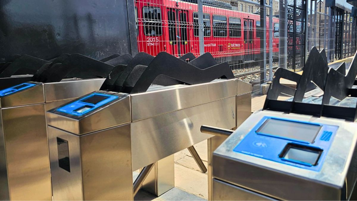 Así son los 19 paradores inteligentes ya instalados en estaciones del Metrotranvía.