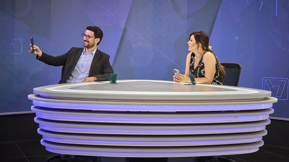 Los periodistas Pablo Gerardi y Gisela Campos ensayan el Noticiero Central en su nuevo estudio. Los periodistas Pablo Gerardi y Gisela Campos ensayan el Noticiero Central en su nuevo estudio.