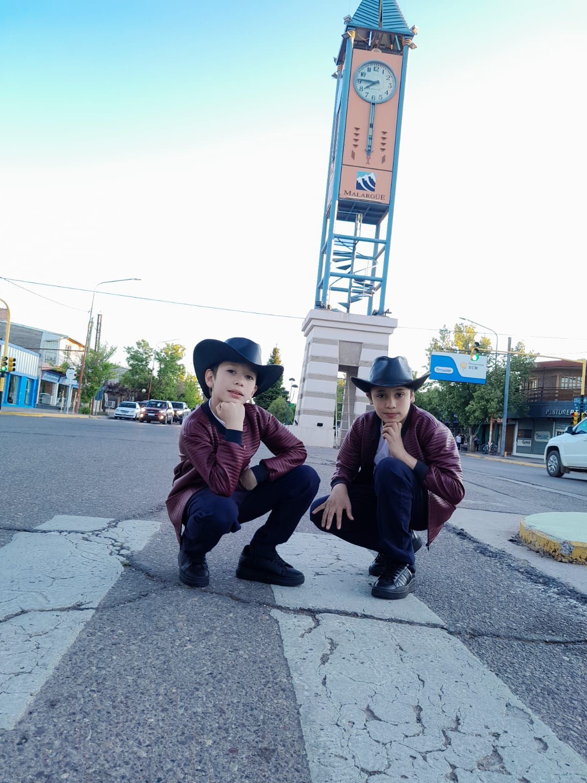 León y Valentino son hermanos y tienen un dúo musical León y Valentino son hermanos y tienen un dúo musical