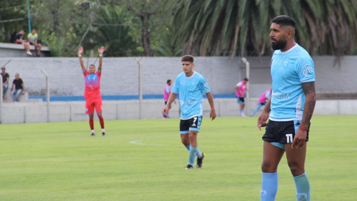 El riojano Maxi Herrera jugó en el Celeste, el Globo y el Chacarero, los tres equipos que participan en el torneo Federal A. El riojano Maxi Herrera jugó en el Celeste, el Globo y el Chacarero, los tres equipos que participan en el torneo Federal A.