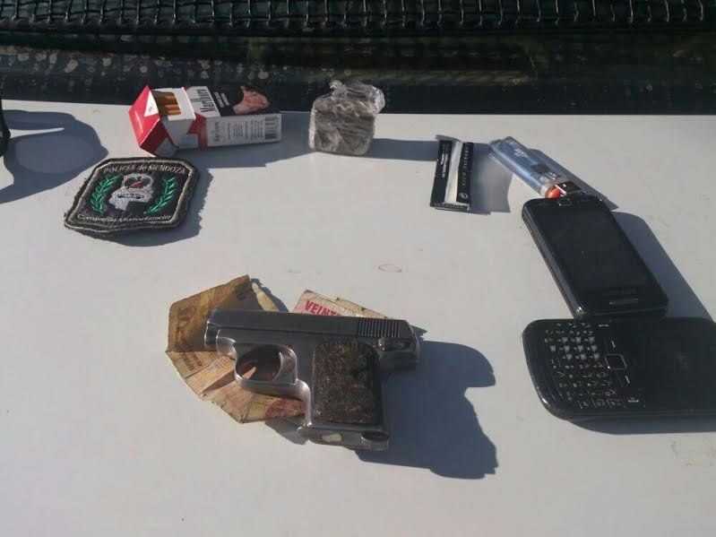 En un control de rutina secuestraron una pistola de colección y droga