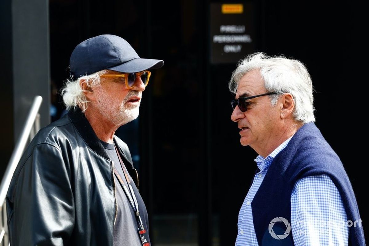 Carlos Sainz padre y Flavio Briatore negocian el futuro del joven piloto español. Carlos Sainz padre y Flavio Briatore negocian el futuro del joven piloto español. 