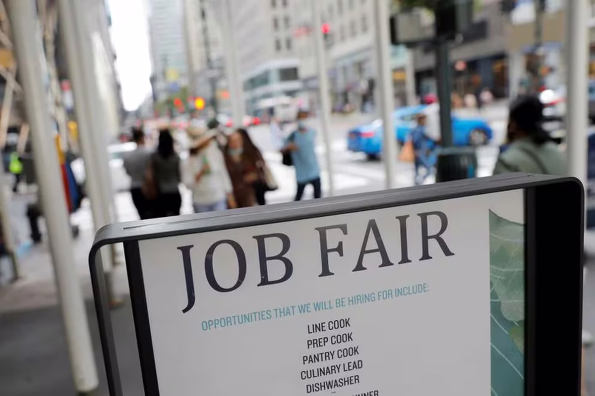 En las calles de New York, se pueden ver carteles de feria de trabajo. Lo que muestra una caída del desempleo. En las calles de New York, se pueden ver carteles de feria de trabajo. Lo que muestra una caída del desempleo.