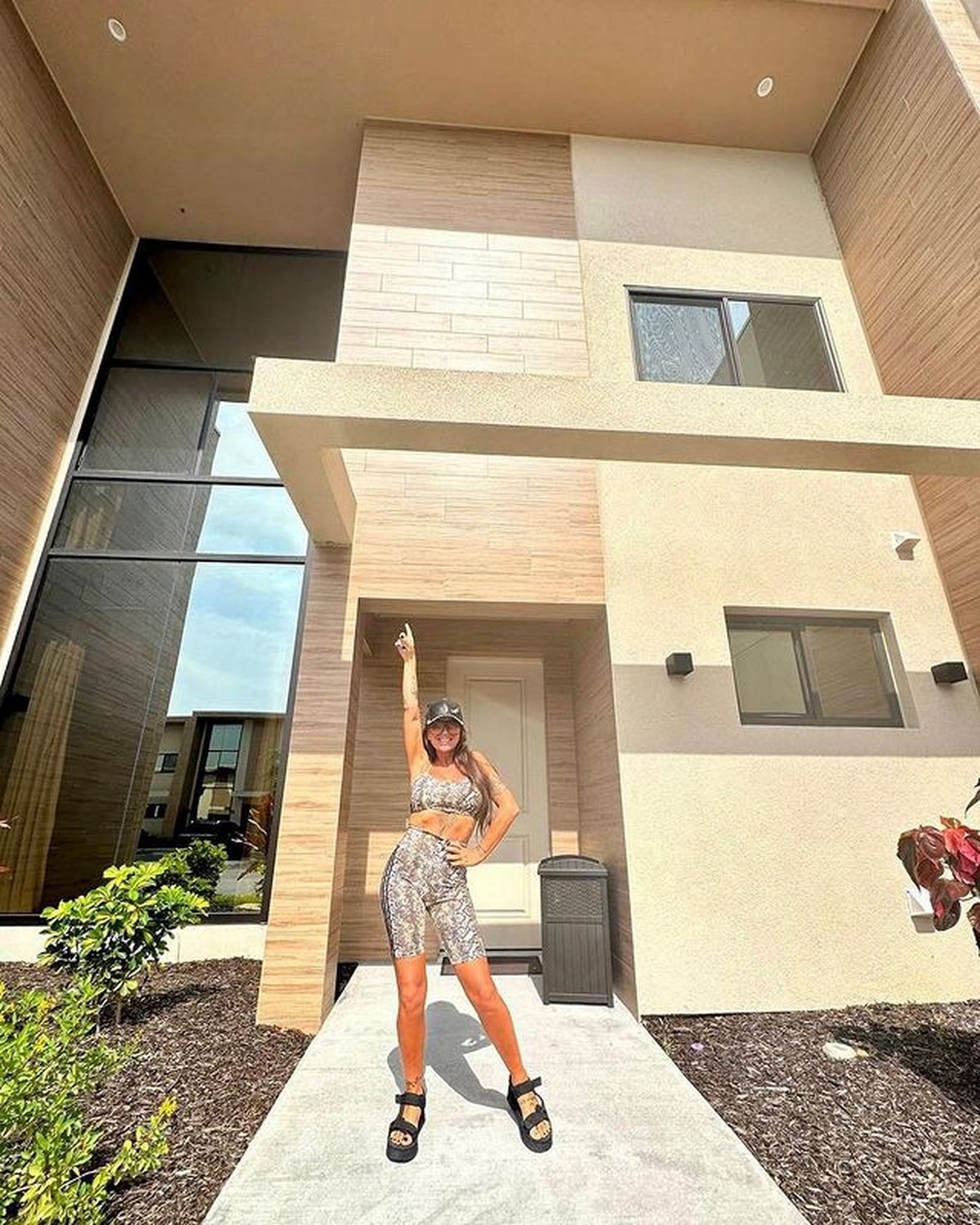 En calzas fajadas y corpiño ceñido, Florencia Peña reventó Disney.