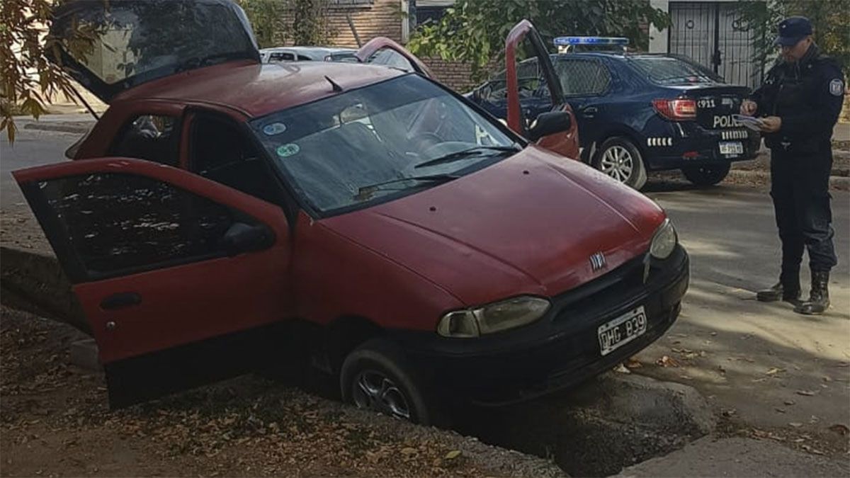 se identificó un Fiat Palio color rojo con las mismas características del vehículo utilizado por los delincuentes. Al revisarlo