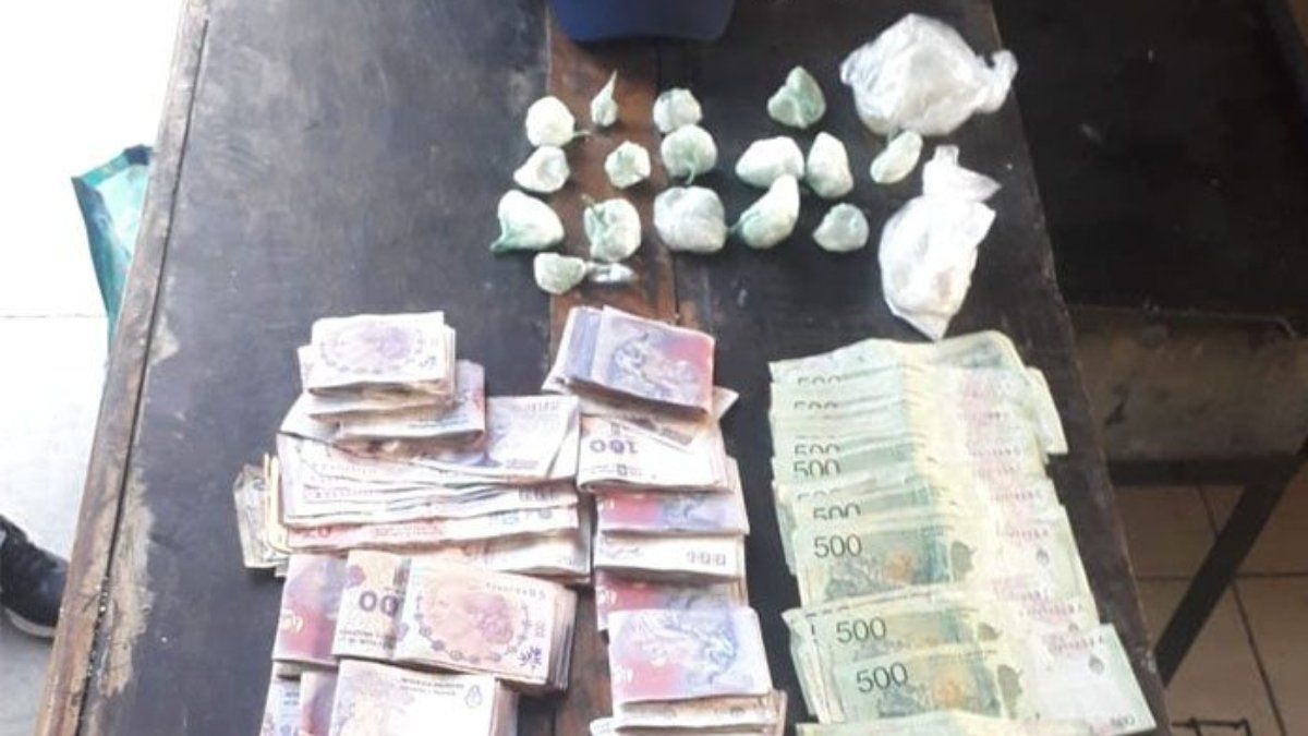 La droga y dinero que secuestraron en la casa de Metralleta Pérez.