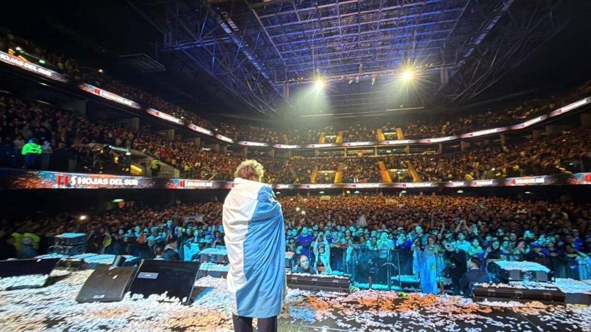 Otra perspectiva del momento en que Milei cantó el himno. Otra perspectiva del momento en que Milei cantó el himno.