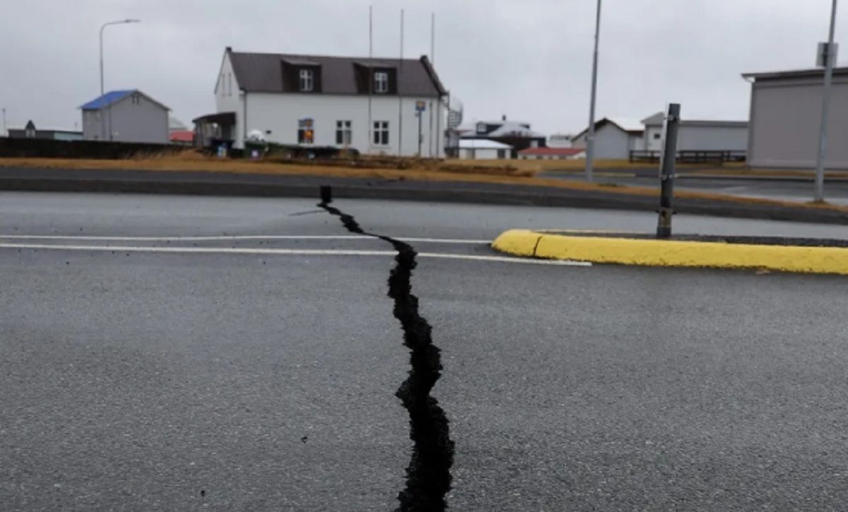 Catástrofe ambiental. Islandia en alerta: una enorme grieta parte en dos la isla. Catástrofe ambiental. Islandia en alerta: una enorme grieta parte en dos la isla.