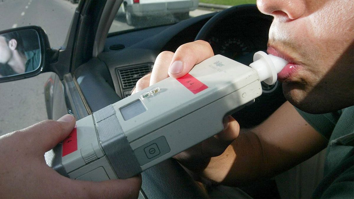 Borracho impresionó a todos con el valor arrojado en el test de alcoholemia: chocó cuatro autos y una casa